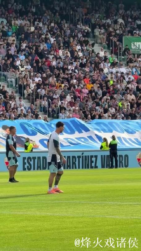 万克赫德体育场三万三千球迷齐声欢呼梅西