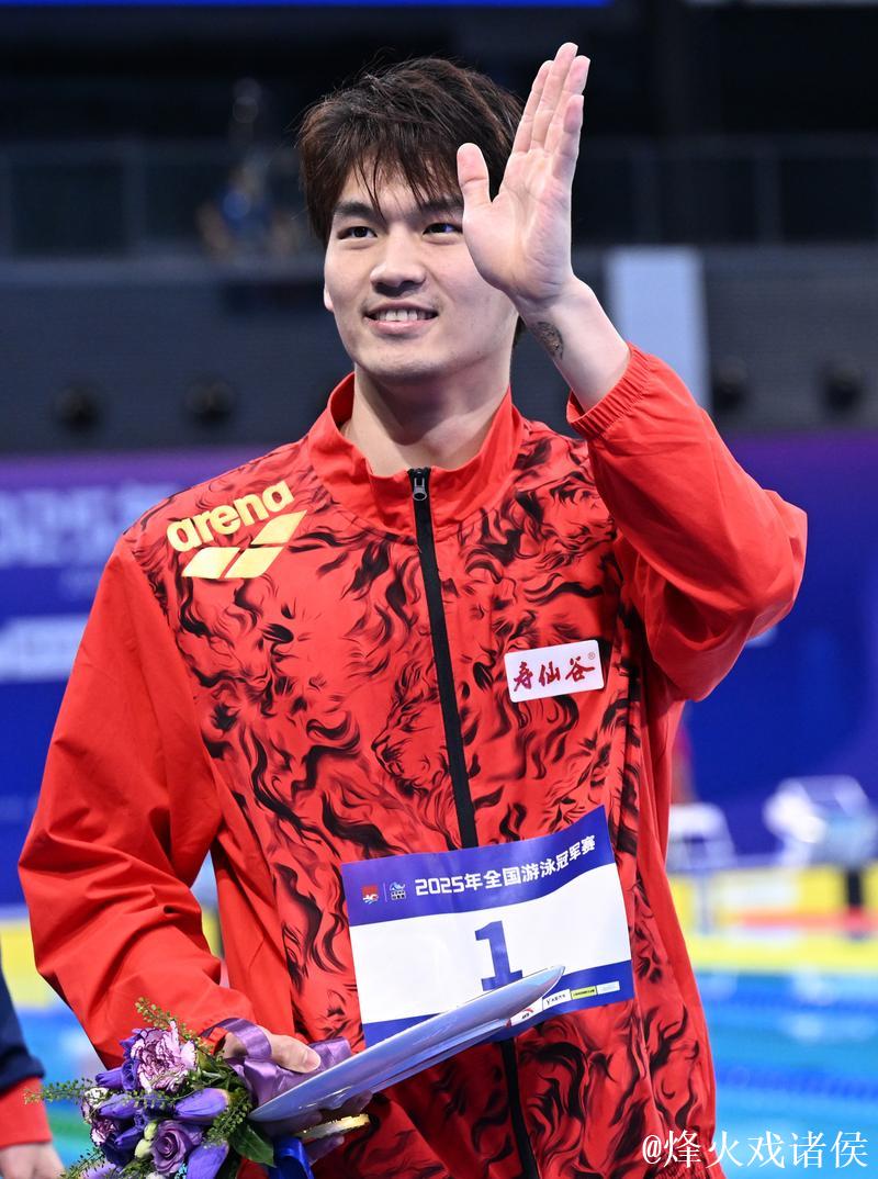 徐嘉余全运会男子50米仰泳半决赛刷新全国纪录