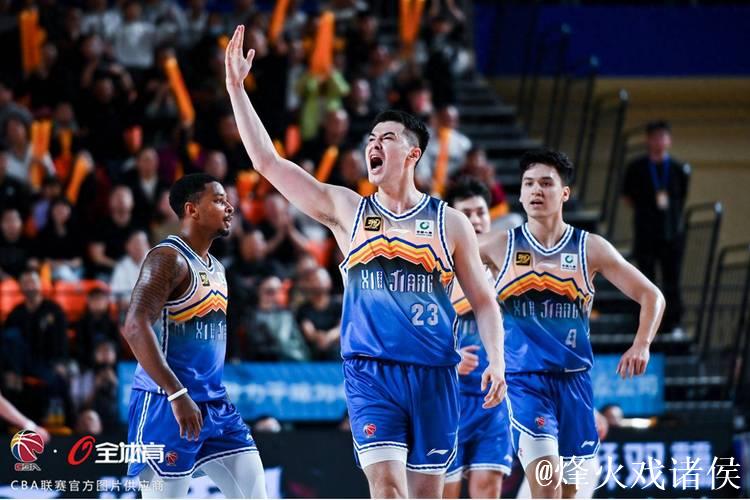 CBA俱乐部杯:约克砍下30分 浙江94-85战胜新疆 CBA俱乐部杯:约克砍下30分 浙江94-85战胜新疆